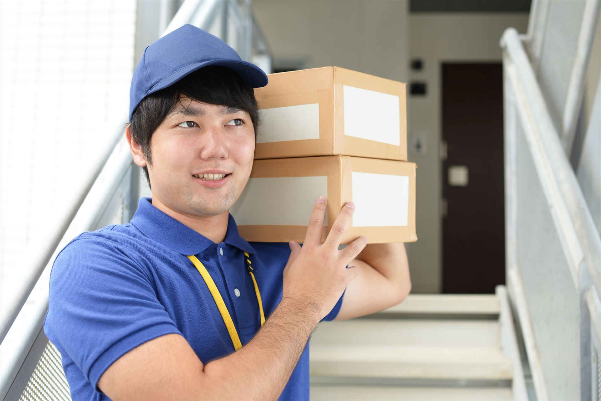 小包を運ぶスタッフ